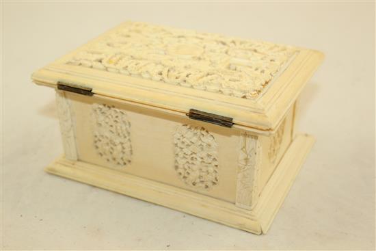A Chinese export ivory casket, 19th century, 15cm, slight repairs